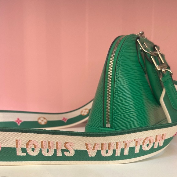 LOUIS VUITTON
Epi Jacquard Alma BB Serpentine - Picture 8 of 13